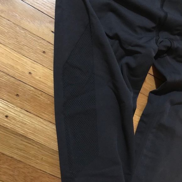 Lululemon Reveal Crop - Picture 6 of 7